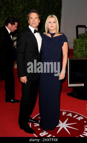 Rob Lowe e la moglie Sheryl Berkoff hanno partecipato al Vanity Fair Oscar Party del 2011 ospitato da Graydon carter al Sunset Tower Hotel di Los Angeles, USA. Foto Stock