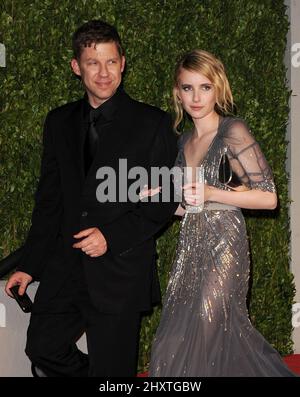 Emma Roberts e ospite che partecipa al Vanity Fair Oscar Party 2011, ospitato da Graydon carter presso il Sunset Tower Hotel di Los Angeles, USA. Foto Stock