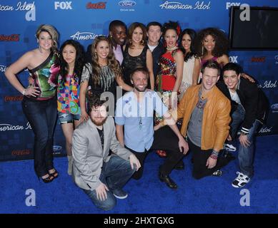 Lauren Alaina, Thia Megia, Haley Reinhart, Jacob Lusk, Karen Rodriguez, Scotty McCreery, Naima Adedapo, Pia Toscano, Ashthon Jones, Casey Abrams, Paul McDonald, James Durbin e Stefano Langone all'American Idol Season 10 Top 13 Finalists Party tenuto sul tetto al Grove di Los Angeles, CA. Foto Stock