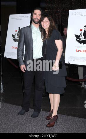 David Schwimmer e Catherine Keener durante la proiezione 'Trust' di Los Angeles tenutasi presso la Director's Guild of America di Los Angeles Foto Stock