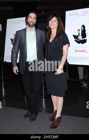 David Schwimmer e Catherine Keener durante la proiezione 'Trust' di Los Angeles tenutasi presso la Director's Guild of America di Los Angeles Foto Stock