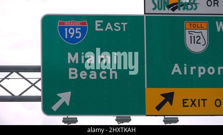 Segnaletica stradale sull'autostrada della Florida che mostra Miami Beach e l'aeroporto Foto Stock