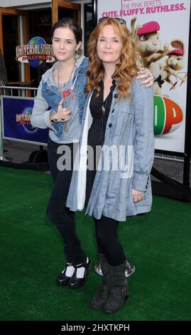 Lea Thompson e Zoey Deutch durante la prima del nuovo film di Universal Pictures HOP, tenuto presso gli Universal Studios di Hollywood, Los Angeles Foto Stock