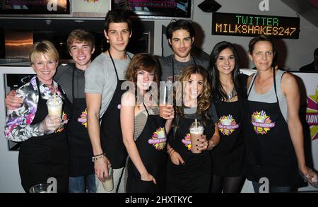 Judi Evans, Chandler Massey, Casey Deidrick, Molly Burnet, Francisco San Martin, Kate Mansi, Camila Banus e Arianne Zucker da 'giorni della nostra vita' festeggiano il suo 45th anniversario a milioni di milkshake a beneficio del progetto St. Bernard per le famiglie Hurricane Katrina a milioni di milkshake al centro commerciale Westfield Culver City Mall Foto Stock