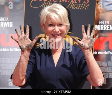 Helen Mirren partecipa alla cerimonia della mano e dell'impronta che si tiene al Grauman's Chinese Theatre di Hollywood, California. Foto Stock