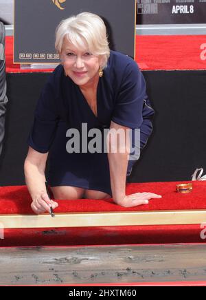 Helen Mirren partecipa alla cerimonia della mano e dell'impronta che si tiene al Grauman's Chinese Theatre di Hollywood, California. Foto Stock