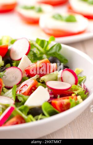 Insalata estiva con verdure miste colorate su un piatto Foto Stock