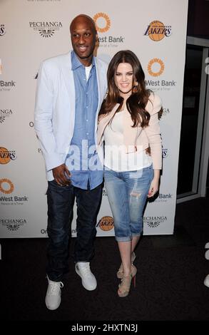 Lamar Odom e la moglie Khloe Kardashian partecipano alla Lakers Casino Night tenuto al Staple Center di Los Angeles, USA. Foto Stock