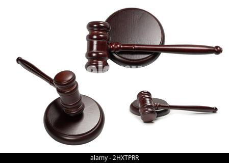 Gavel giudice in legno e tavola sonora isolato su sfondo bianco. Giustizia del sistema di diritto concettuale. Foto Stock