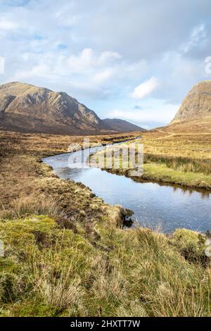 Fiume Abhainn Mhiabhaig a Glen Mhiabhaig sull'isola di Harris nelle Ebridi esterne, Scozia Foto Stock