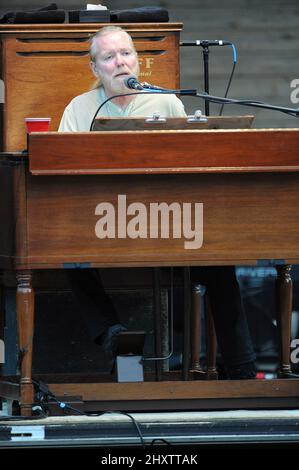 Gregg Allman si esibisce dal vivo nel suo tour del 2011 a sostegno del suo ultimo album "Low Country Blues" al Koka Booth Amphitheater nel North Carolina. Foto Stock