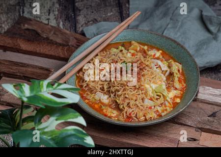 Tagliatelle piccanti indonesiane mie nyemek Foto Stock