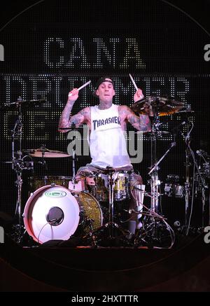 Travis Barker durante il "i Am Music Tour 2011" di Lil Wayne al Greensboro Coliseum, a Greensboro, NC. Foto Stock