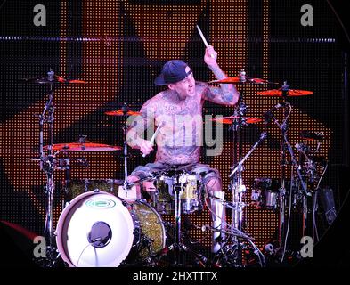 Travis Barker durante il "i Am Music Tour 2011" di Lil Wayne al Greensboro Coliseum, a Greensboro, NC. Foto Stock