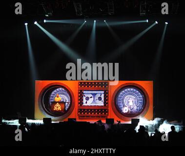 Mix Master Mike e batterista Travis Barker durante il "i Am Music Tour 2011" di Lil Wayne al Greensboro Coliseum, a Greensboro, NC. Foto Stock