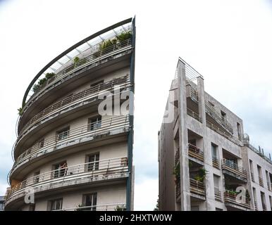 PARIGI, FRANCIA - 14 GIUGNO 2018: Architettura parigina. Edificio 'tagliato in due parti' alla fine della passeggiata Viaduc des Arts in Avenue Daumesnil Foto Stock