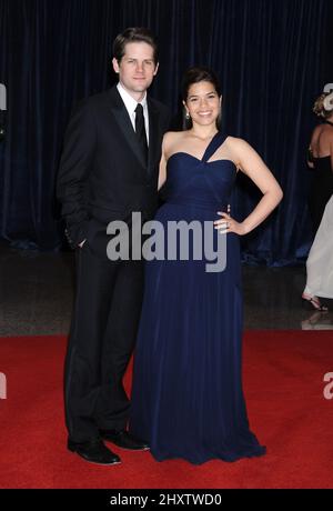 America Ferrara e Ryan Piers Williams hanno partecipato alla cena della White House Corresponders' Association tenutasi al Washington Hilton di Washington DC, USA. Foto Stock