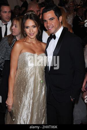 Jessica Alba e Cash Warren in arrivo per il Metropolitan Museum Costume Institute benefit Gala celebrando Alexander McQueen, tenuto al Metropolitan Museum of Art di New York. Foto Stock