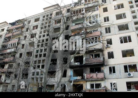 Kiev, Ucraina - 14 marzo 2022 - un edificio di appartamenti distrutto colpito da una conchiglia dell'esercito russo in una delle zone residenziali di Kyiv, capitale dell'Ucraina. Foto di Yevhen Kotenko/Ukrinform/ABACAPRESS.COM Foto Stock