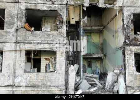 Kiev, Ucraina - 14 marzo 2022 - un edificio di appartamenti distrutto colpito da una conchiglia dell'esercito russo in una delle zone residenziali di Kyiv, capitale dell'Ucraina. Foto di Yevhen Kotenko/Ukrinform/ABACAPRESS.COM Foto Stock