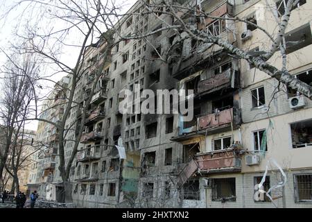 Kiev, Ucraina - 14 marzo 2022 - un edificio di appartamenti distrutto colpito da una conchiglia dell'esercito russo in una delle zone residenziali di Kyiv, capitale dell'Ucraina. Foto di Yevhen Kotenko/Ukrinform/ABACAPRESS.COM Foto Stock