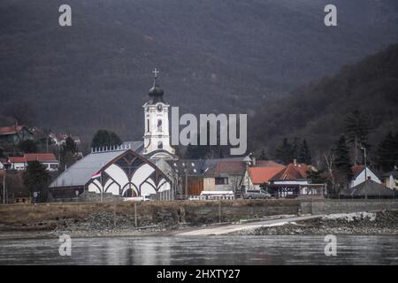Visegrad: Riva del Danubio e skyline con la Chiesa di San Giovanni Battista. Ungheria Foto Stock
