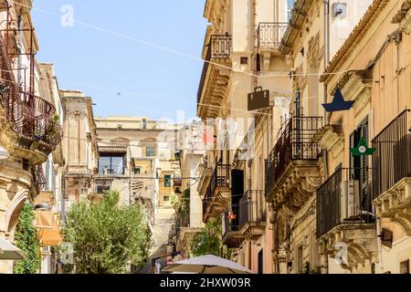 Bella con edifici di vecchio stile a noto, Sicilia, Italia Foto Stock