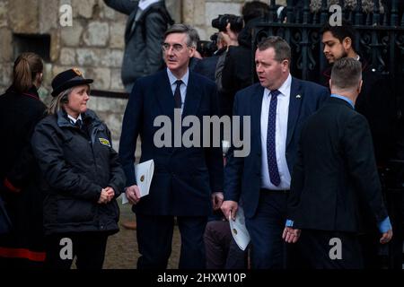 Londra, Regno Unito. 14 marzo 2022. Jacob Rees-Mogg, Ministro per le opportunità di Brexit e l’efficienza del governo, e Mark Spencer, Signore Presidente e leader della Camera dei Comuni, lasciano il Servizio del Commonwealth all’Abbazia di Westminster, che si tiene dal 1972 e celebra le persone e le culture delle 54 nazioni del Commonwealth. La Regina, che recentemente si è recuperata da Covid-19, non partecipò e il Principe di Galles la rappresentò. Credit: Stephen Chung / Alamy Live News Foto Stock