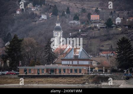 Nagymaros - Porto di Visegrad e skyline della città sul Danubio, Ungheria Foto Stock