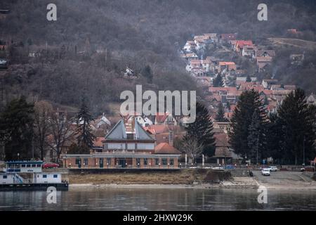 Nagymaros - Porto di Visegrad e skyline della città sul Danubio, Ungheria Foto Stock