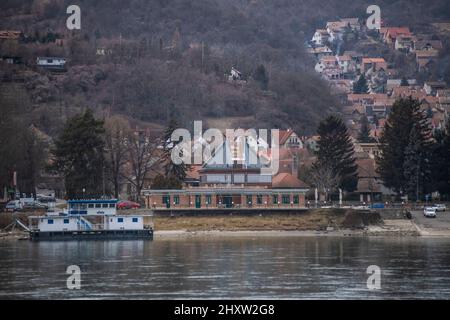 Nagymaros - Porto di Visegrad e skyline della città sul Danubio, Ungheria Foto Stock