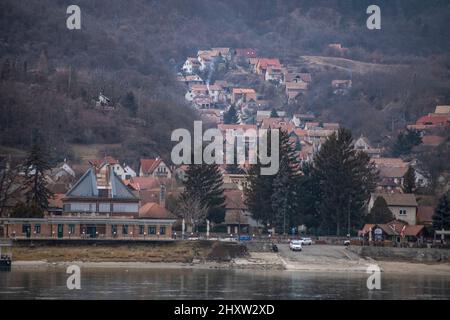 Nagymaros - Porto di Visegrad e skyline della città sul Danubio, Ungheria Foto Stock