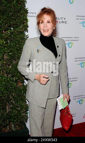 Stefanie Powers partecipa alla Notte di apertura della 'Cultura di bellezza' tenutasi all'Annenberg Space for Photography, California Foto Stock