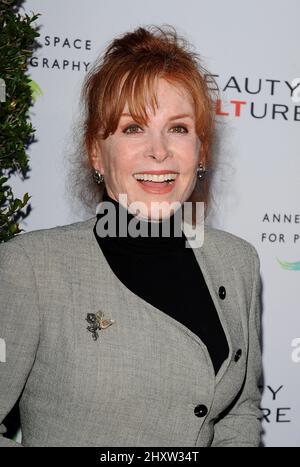 Stefanie Powers partecipa alla Notte di apertura della 'Cultura di bellezza' tenutasi all'Annenberg Space for Photography, California Foto Stock