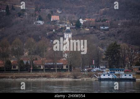 Nagymaros - Porto di Visegrad e skyline della città sul Danubio, Ungheria Foto Stock