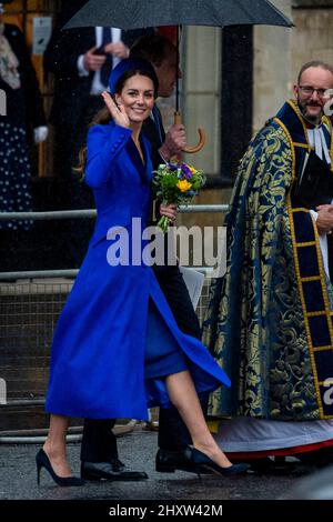 Londra, Regno Unito. 14 marzo 2022. Il Duca e la Duchessa di Cambridge lasciano il Servizio del Commonwealth all'Abbazia di Westminster, che si tiene dal 1972 e celebra le persone e le culture delle 54 nazioni del Commonwealth. La Regina, che recentemente si è recuperata da Covid-19, non partecipò e il Principe di Galles la rappresentò. Credit: Stephen Chung / Alamy Live News Foto Stock