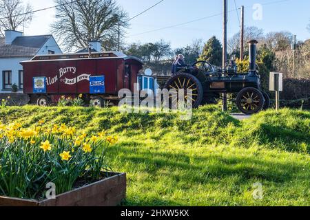 Connonagh, West Cork, Irlanda. 14th Mar 2022. I motori a vapore trainistici sono partiti oggi da Ballydehob, per la sfilata del giorno di San Patrizio a Kinsale, giovedì in aiuto della RNLI. I motori di trazione hanno attraversato Connonagh fino alla loro sosta notturna a Rosscarbery. Credit: AG News/Alamy Live News Foto Stock