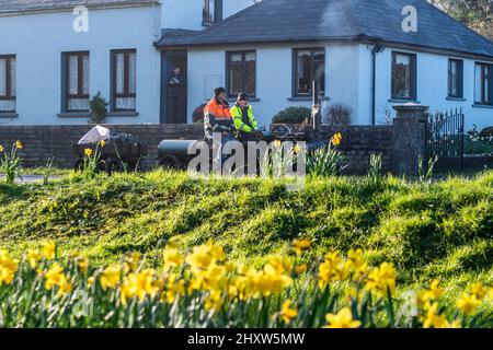 Connonagh, West Cork, Irlanda. 14th Mar 2022. I motori a vapore trainistici sono partiti oggi da Ballydehob, per la sfilata del giorno di San Patrizio a Kinsale, giovedì in aiuto della RNLI. I motori di trazione hanno attraversato Connonagh fino alla loro sosta notturna a Rosscarbery. Credit: AG News/Alamy Live News Foto Stock