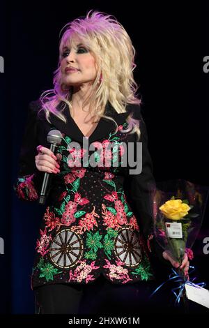 Dolly Parton si esibisce durante il Marty Stuart Late Night Jam tenuto presso il Ryman Auditorium di Nashville, Tennessee. Foto Stock