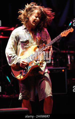 Lukas Nelson e Promise of the Real durante il tour di Willie Nelson del 2011, si fermano alla House of Blues, North Carolina Foto Stock