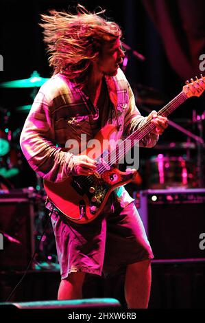 Lukas Nelson e Promise of the Real durante il tour di Willie Nelson del 2011, si fermano alla House of Blues, North Carolina Foto Stock