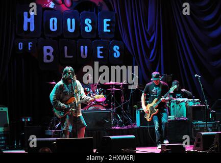 Lukas Nelson e Promise of the Real durante il tour di Willie Nelson del 2011, si fermano alla House of Blues, North Carolina Foto Stock