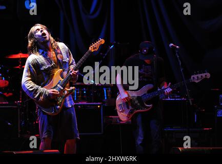 Lukas Nelson e Promise of the Real durante il tour di Willie Nelson del 2011, si fermano alla House of Blues, North Carolina Foto Stock