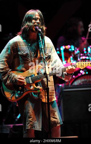 Lukas Nelson e Promise of the Real durante il tour di Willie Nelson del 2011, si fermano alla House of Blues, North Carolina Foto Stock