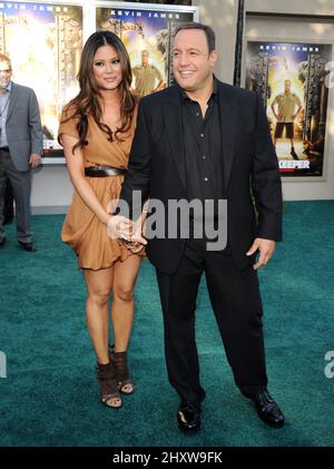 Steffiana De la Cruz e Kevin James al 'Zookeeper' Premiere tenuto al Regency Village Theatre di Los Angeles. Foto Stock