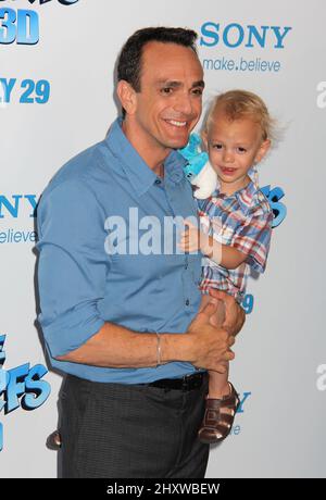 Hank Azaria e il figlio Hal hanno partecipato alla prima mondiale 'The Smurfs' tenutasi al Teatro Ziegfeld di New York, USA. Foto Stock