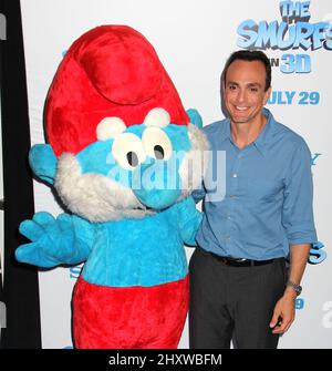 Hank Azaria partecipa alla prima mondiale 'The Smurfs' tenutasi al Teatro Ziegfeld di New York, USA. Foto Stock