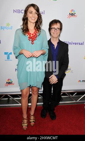 Ben si piega e Sara Bareilles al NBC Universal TCA 2011 Press Tour All-Star Party presso l'SLS Hotel di Los Angeles, California. Foto Stock