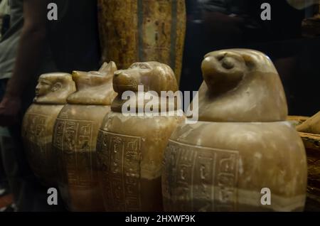 Primo piano di vasi canopici nel museo Vaticano di Roma, Italia Foto Stock