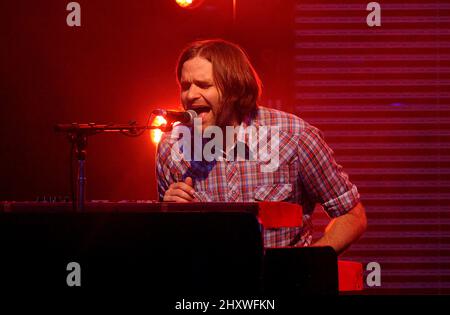 Benjamin Gibbard of Death Cab for Cutie suona sul palco all'anfiteatro Koka Booth di Cary, NC Foto Stock